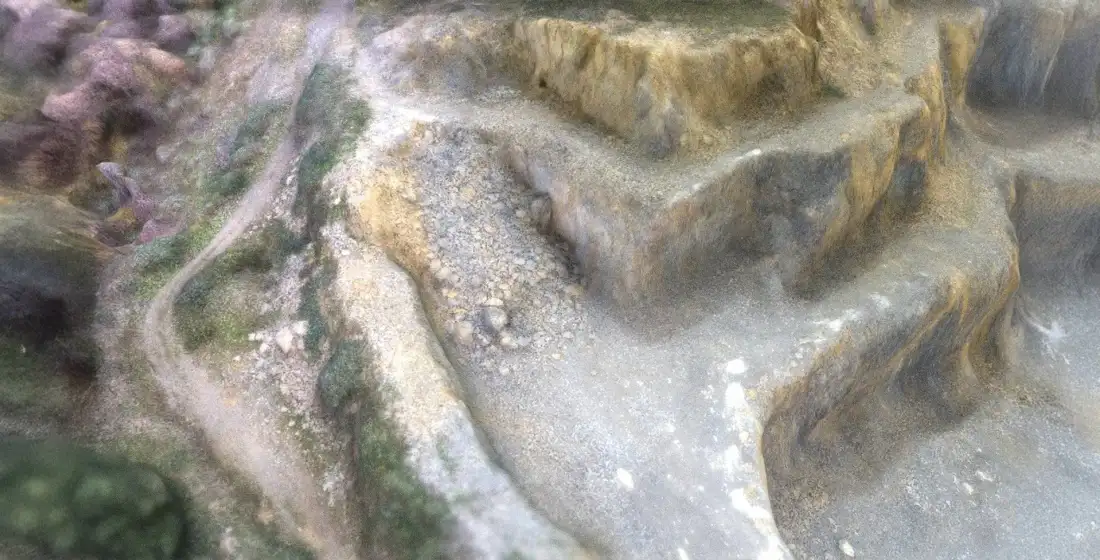 Ortofoto aérea de una cantera con bancos de extracción