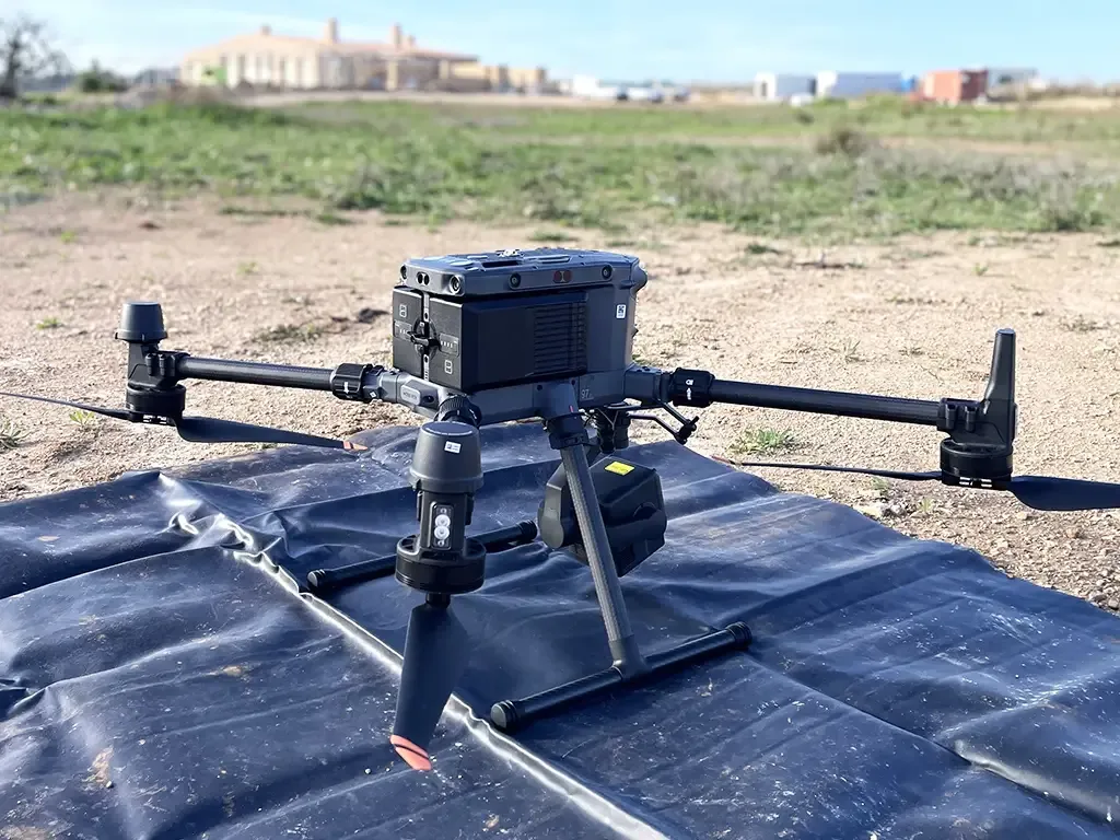 Dron con sensor LiDAR listo para volar