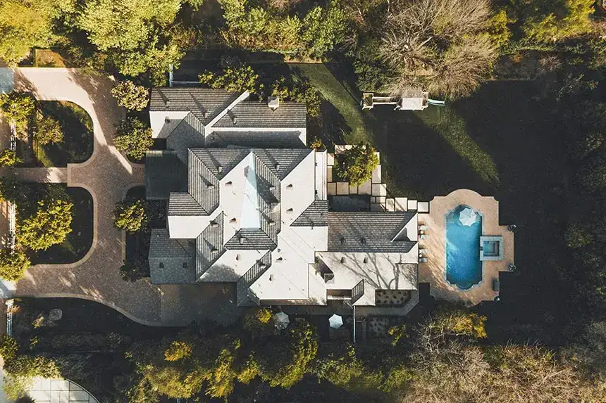 Vista aérea cenital de una vivienda con piscina y jardín