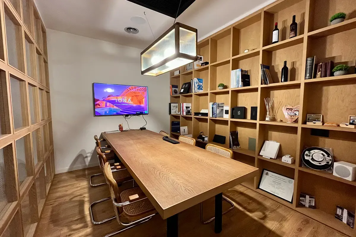 Despacho de Air Mapping con mesa de reuniones