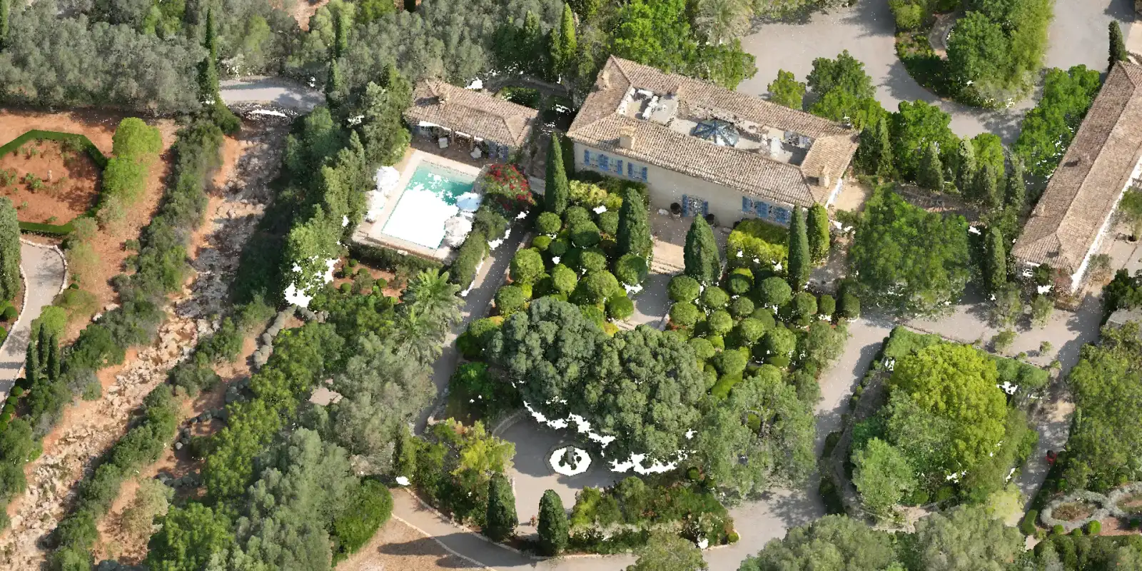 Vista aérea de una finca con parcelas, caminos y arbolado