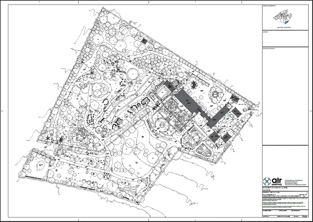 Plano topográfico detallado de una finca con edificaciones