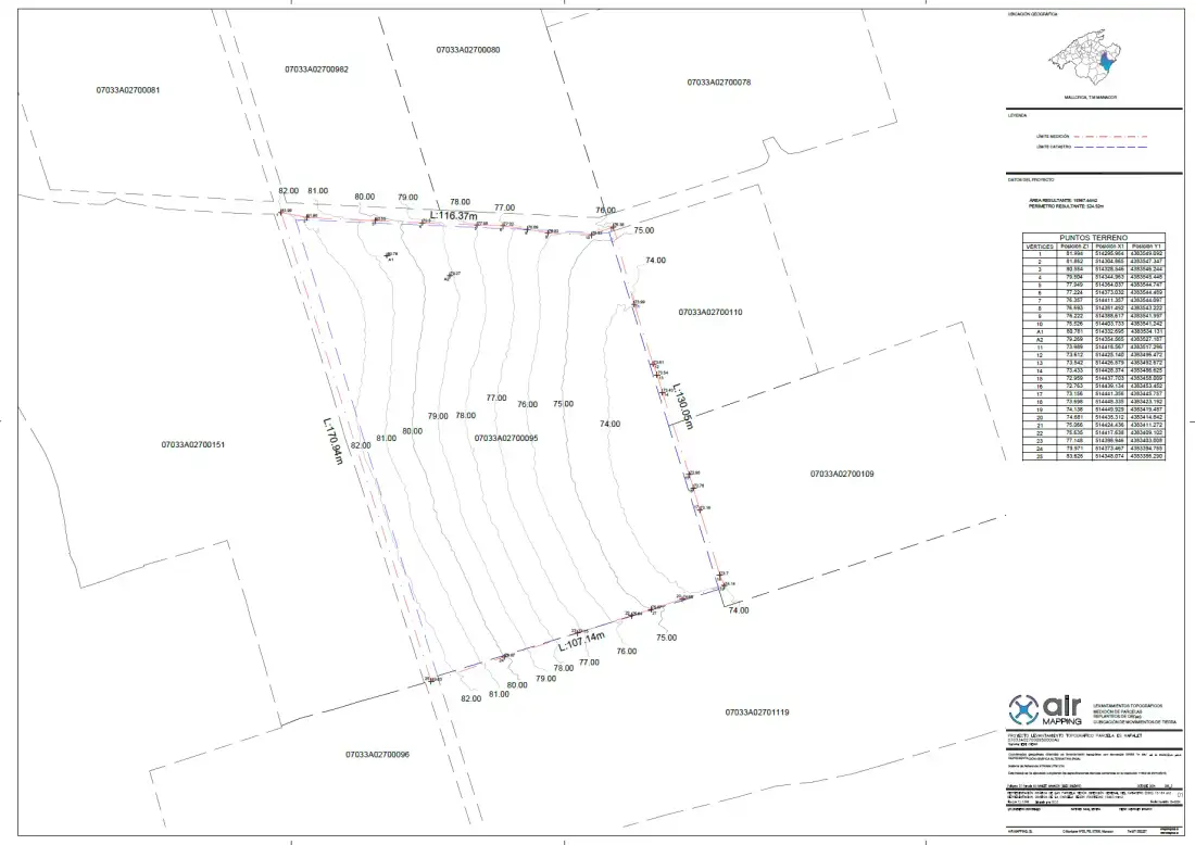 Plano de replanteo con curvas de nivel y elementos de proyecto sobre una finca